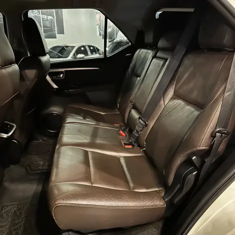 TOYOTA Hilux SW4 2.8 16V 4P SRX 4X4 7 LUGARES TURBO DIESEL AUTOMTICO, Foto 10