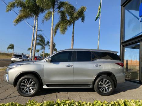 TOYOTA Hilux SW4 2.8 16V 4P SRX 4X4 7 LUGARES TURBO DIESEL AUTOMTICO, Foto 8
