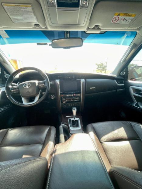 TOYOTA Hilux SW4 2.8 16V 4P SRX 4X4 7 LUGARES TURBO DIESEL AUTOMTICO, Foto 6