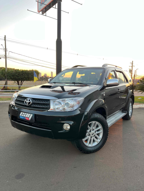 TOYOTA Hilux SW4 3.0 16V 4P SRV 4X4 7 LUGARES TURBO DIESEL AUTOMTICO, Foto 2