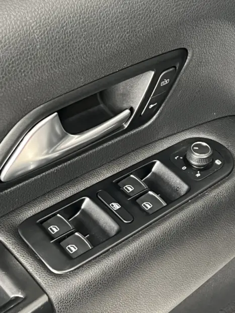 VOLKSWAGEN Amarok 3.0 V6 CABINE DUPLA HIGHLINE 4X4 TURBO INTERCOOLER AUTOMTICO, Foto 8