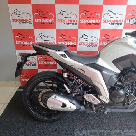 YAMAHA FZ6 Fazer 600 S, Foto 2