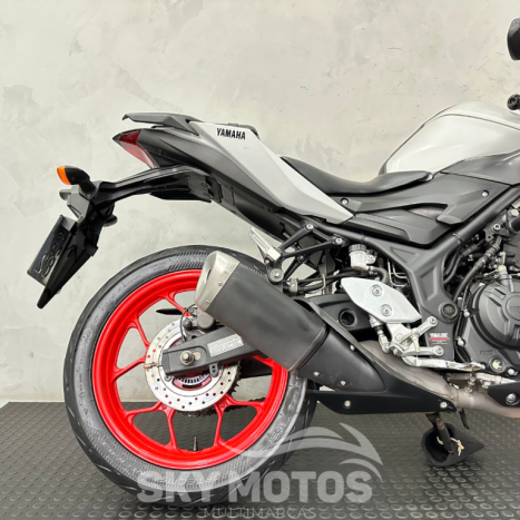 YAMAHA MT-03 300 ABS, Foto 2