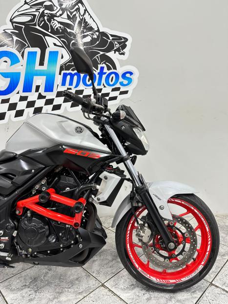 YAMAHA MT-03 300 ABS, Foto 2