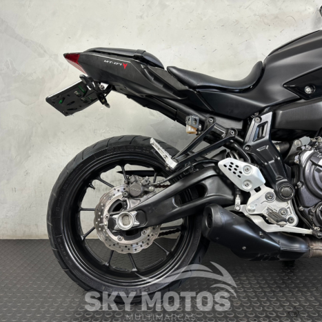 YAMAHA MT-07 700 , Foto 2