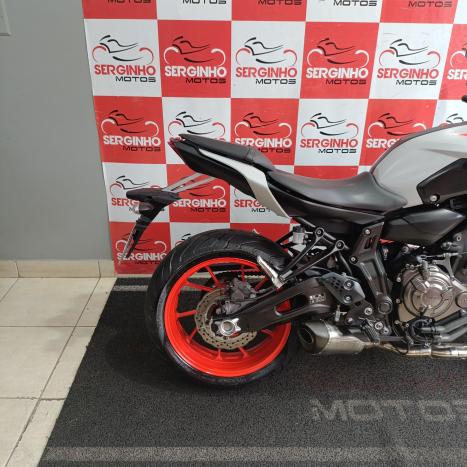 YAMAHA MT-07 700 ABS, Foto 2