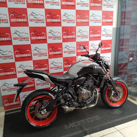 YAMAHA MT-07 700 ABS, Foto 4