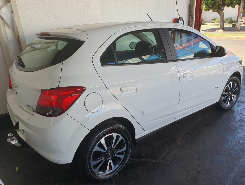 CHEVROLET Onix Hatch - Foto