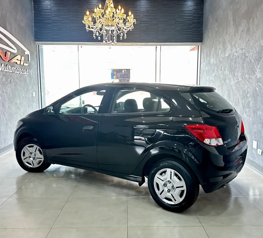 CHEVROLET Onix Hatch - Foto