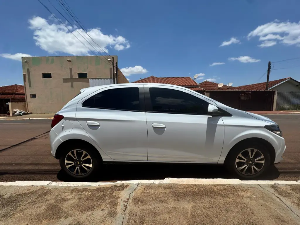 CHEVROLET Onix Hatch - Foto