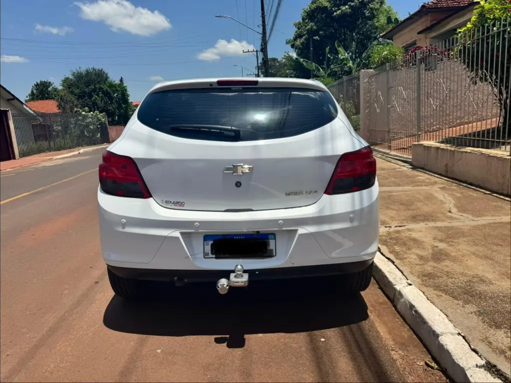 CHEVROLET Onix Hatch - Foto