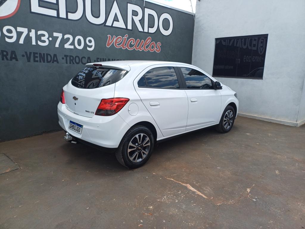 CHEVROLET Onix Hatch - Foto