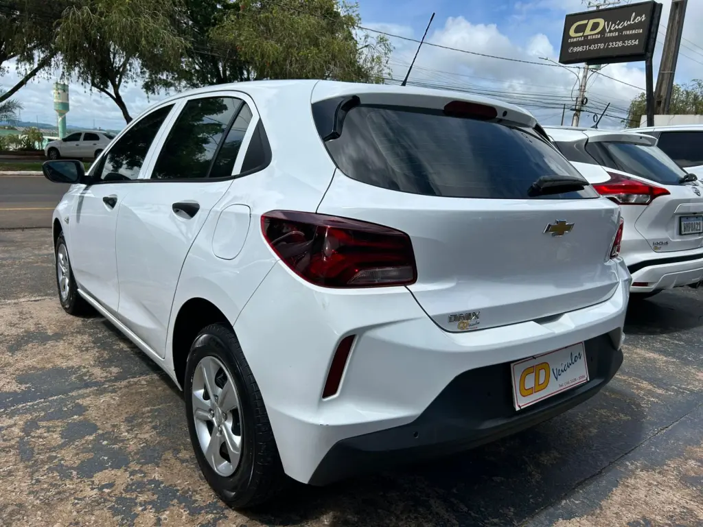 CHEVROLET Onix Hatch - Foto
