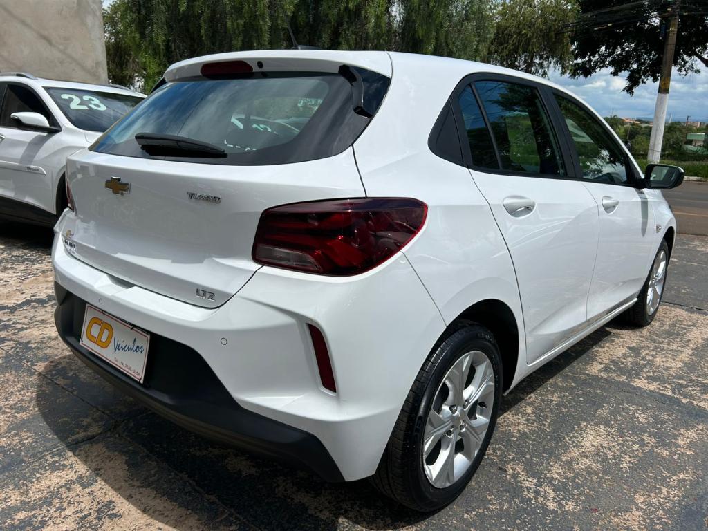 CHEVROLET Onix Hatch - Foto