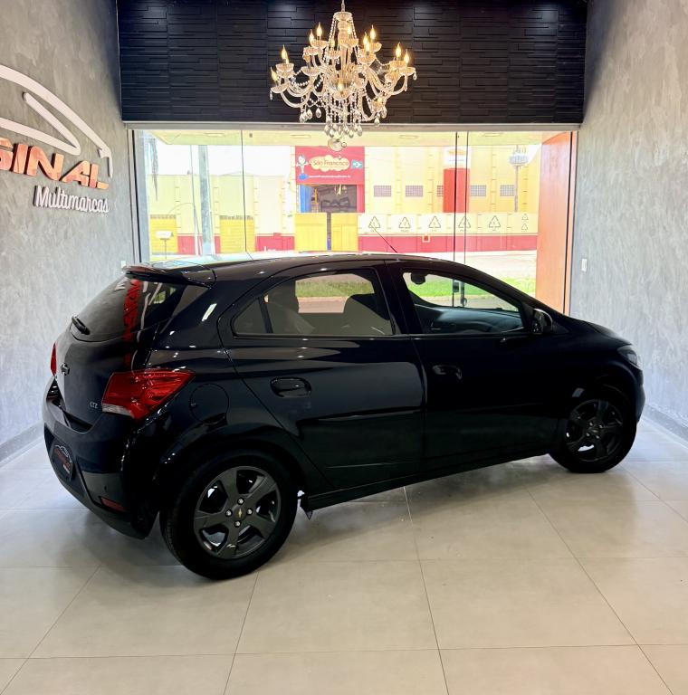 CHEVROLET Onix Hatch - Foto