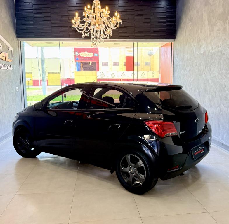 CHEVROLET Onix Hatch - Foto
