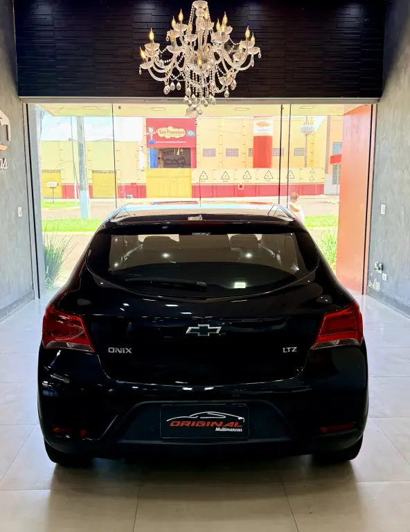 CHEVROLET Onix Hatch - Foto