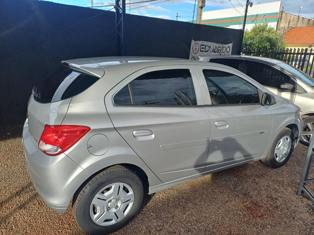 CHEVROLET Onix Hatch - Foto