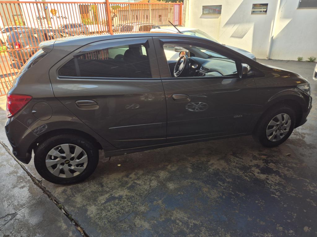 CHEVROLET Onix Hatch - Foto