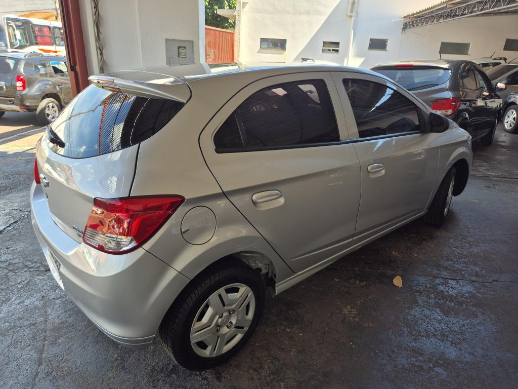 CHEVROLET Onix Hatch - Foto