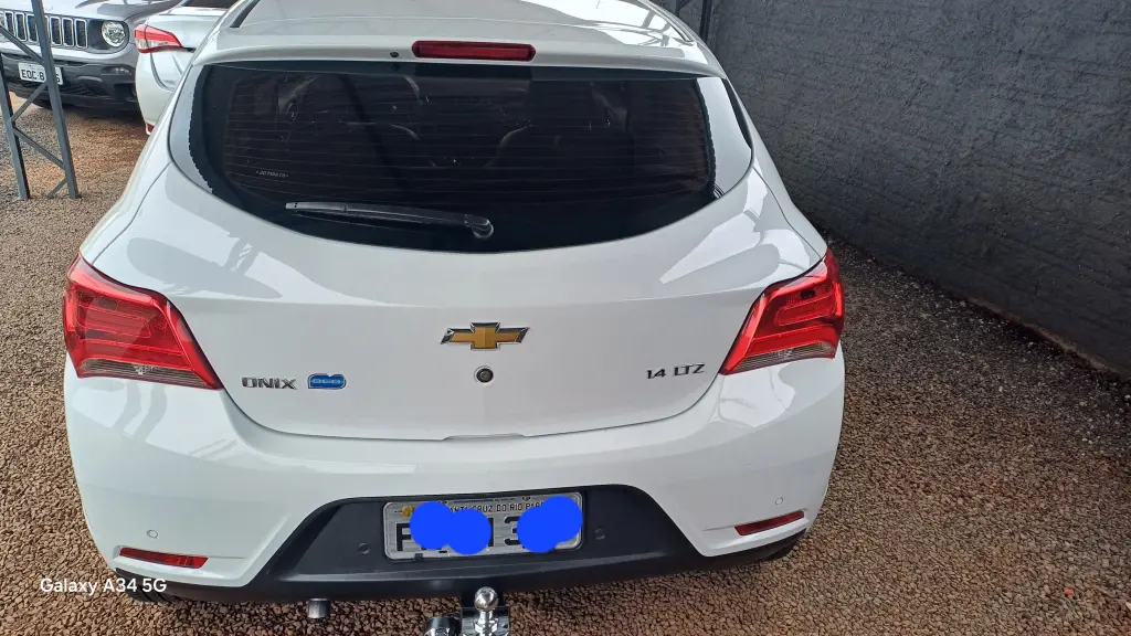 CHEVROLET Onix Hatch - Foto