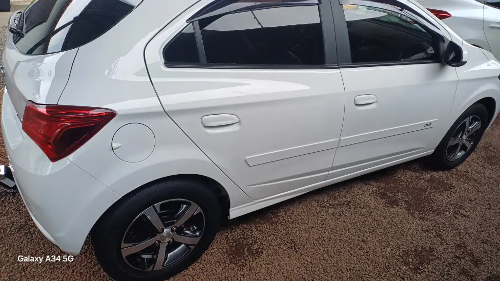 CHEVROLET Onix Hatch - Foto