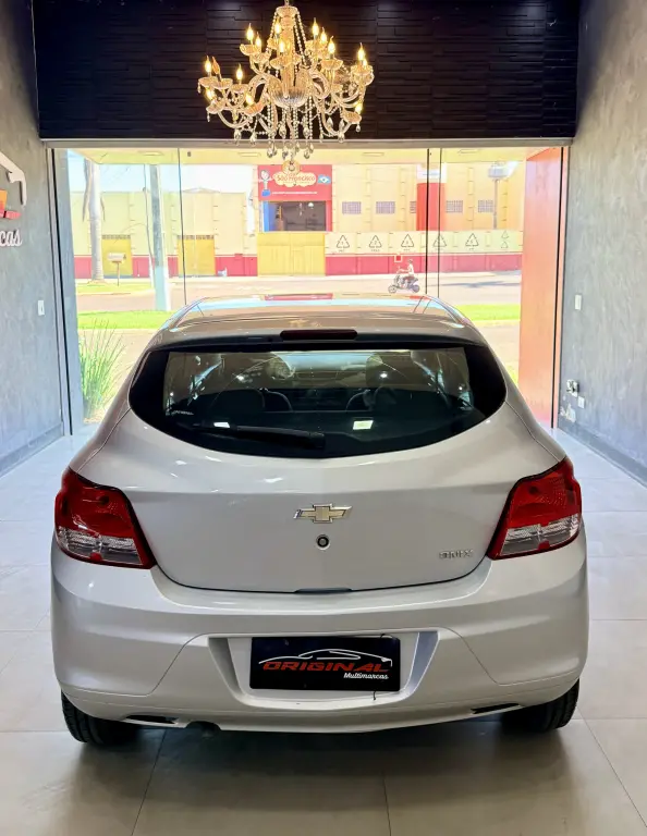 CHEVROLET Onix Hatch - Foto