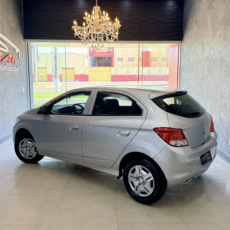 CHEVROLET Onix Hatch - Foto