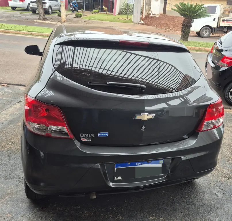 CHEVROLET Onix Hatch - Foto