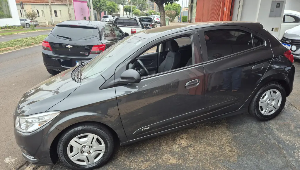 CHEVROLET Onix Hatch - Foto