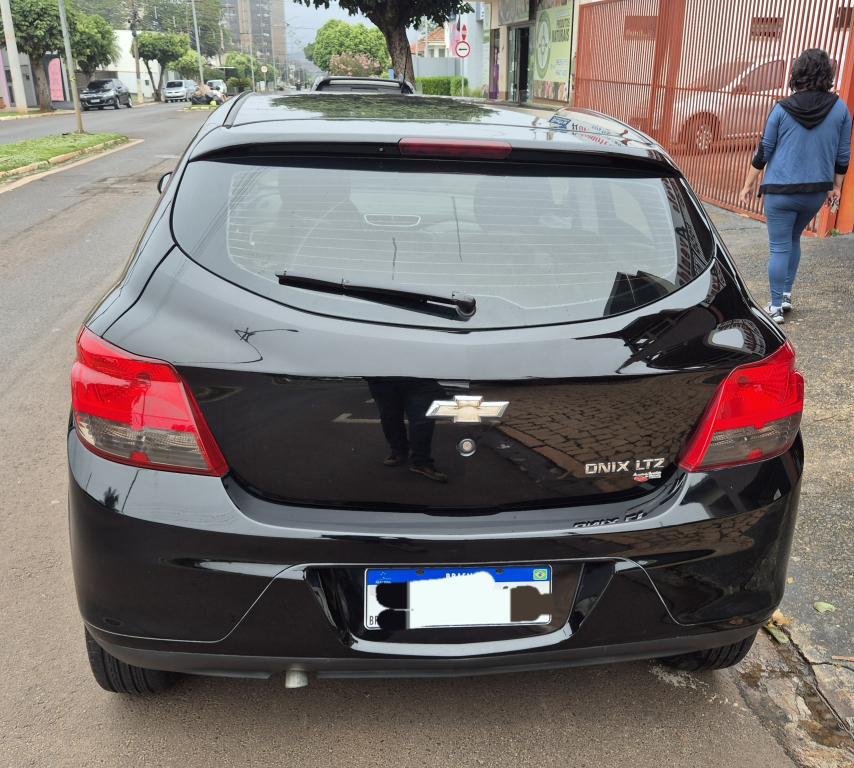 CHEVROLET Onix Hatch - Foto