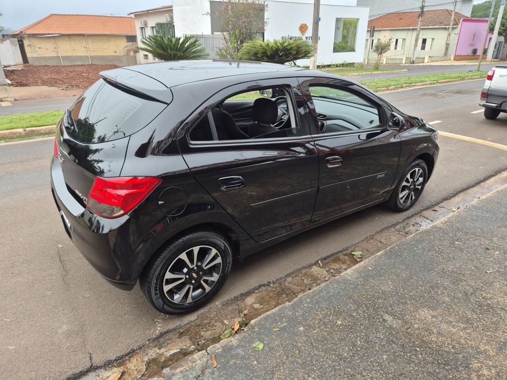 CHEVROLET Onix Hatch - Foto