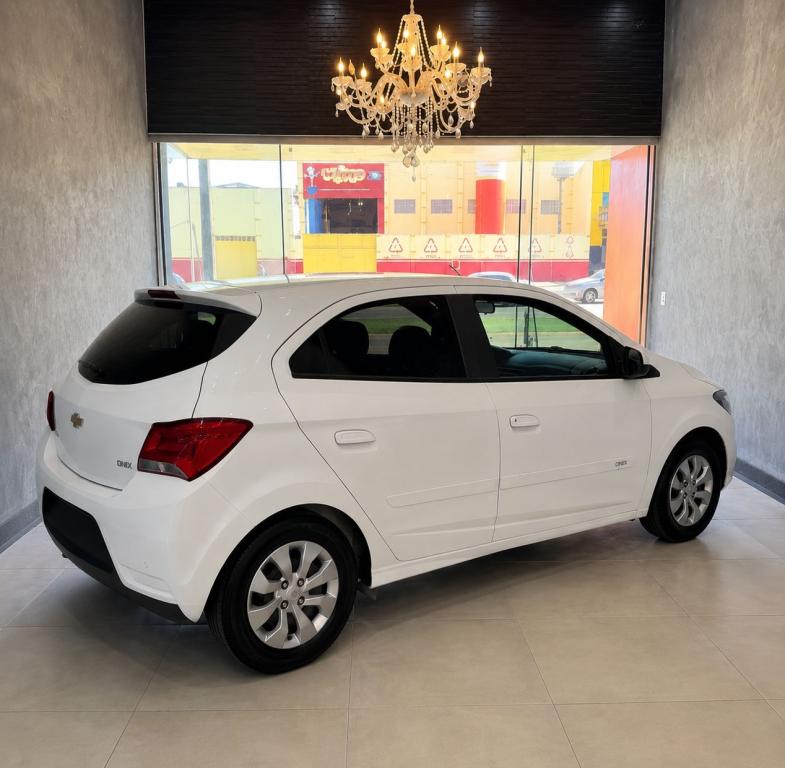 CHEVROLET Onix Hatch - Foto