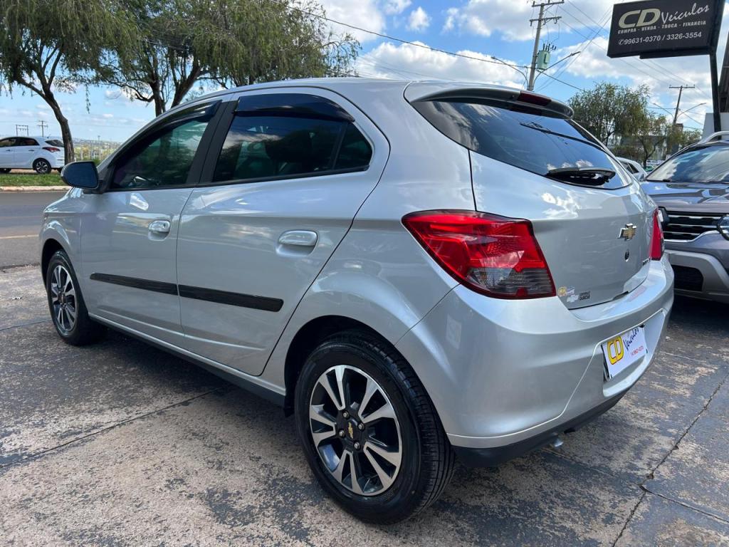 CHEVROLET Onix Hatch - Foto
