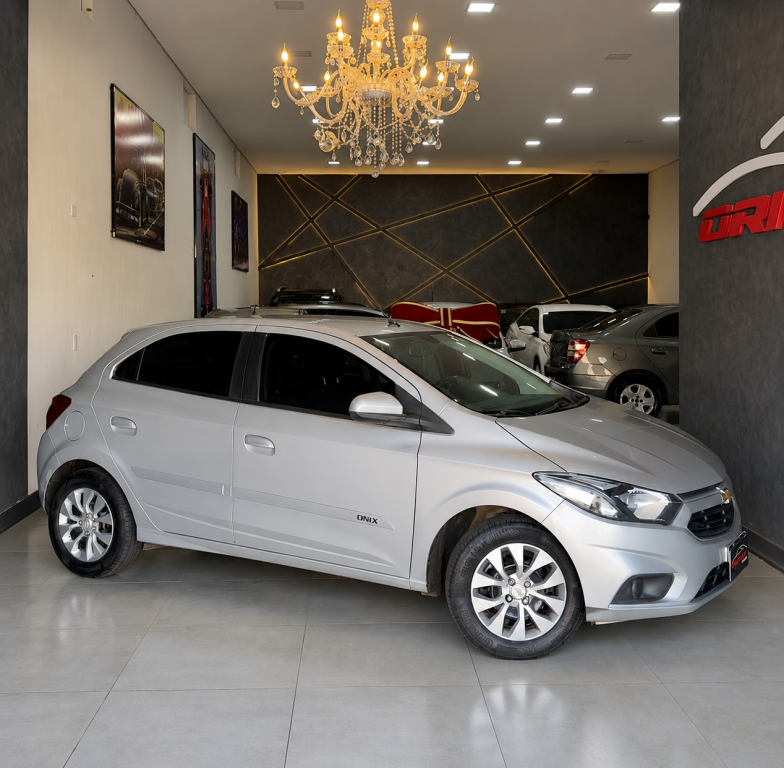 CHEVROLET Onix Hatch - Foto