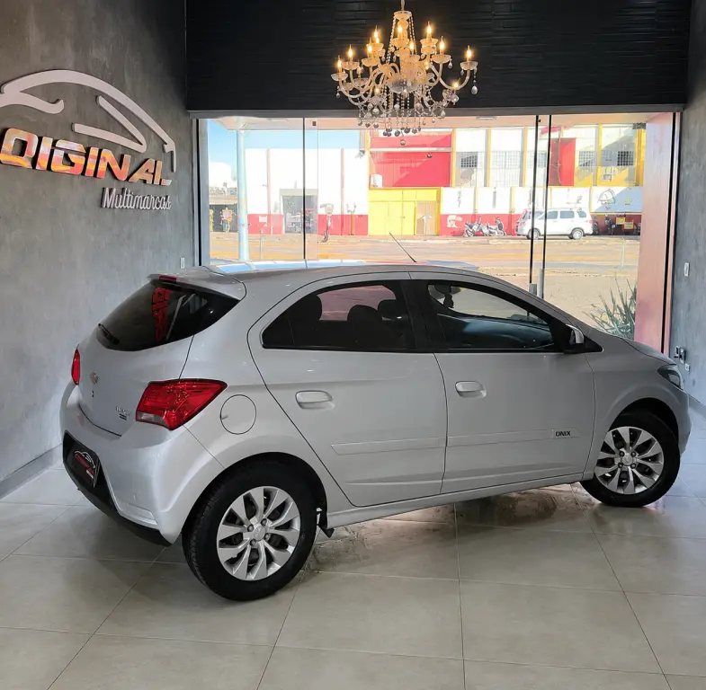 CHEVROLET Onix Hatch - Foto