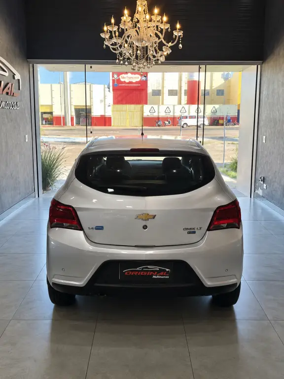 CHEVROLET Onix Hatch - Foto