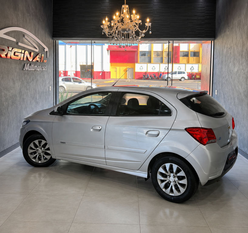CHEVROLET Onix Hatch - Foto