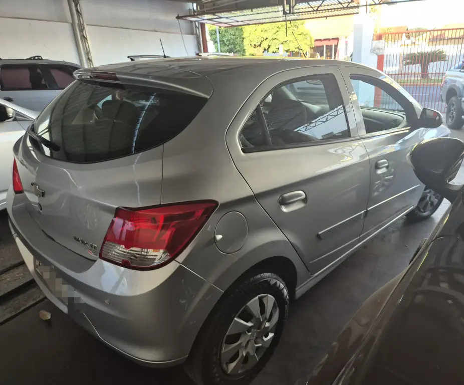 CHEVROLET Onix Hatch - Foto