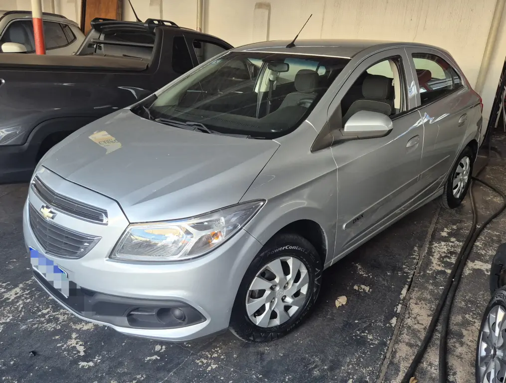 CHEVROLET Onix Hatch - Foto