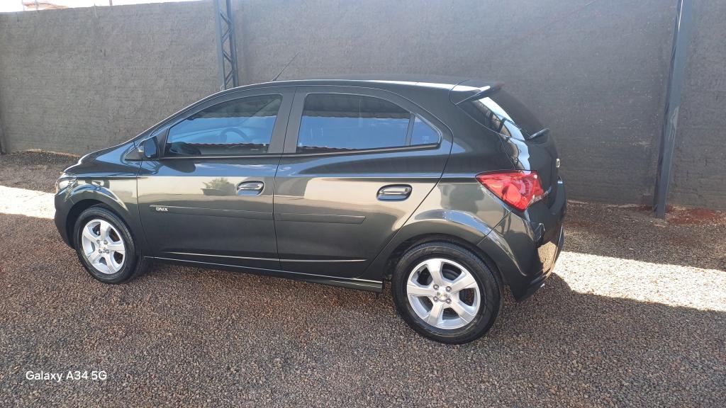 CHEVROLET Onix Hatch - Foto