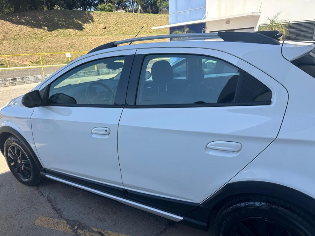 CHEVROLET Onix Hatch - Foto