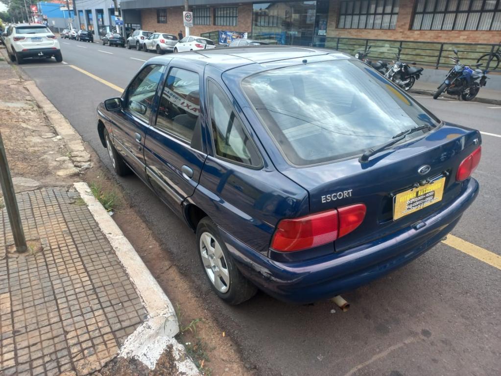 FORD Escort Sedan - Foto