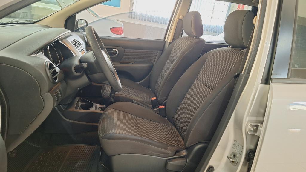 NISSAN Livina - Foto