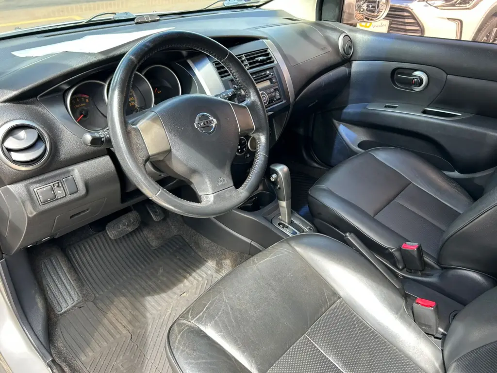 NISSAN Livina - Foto