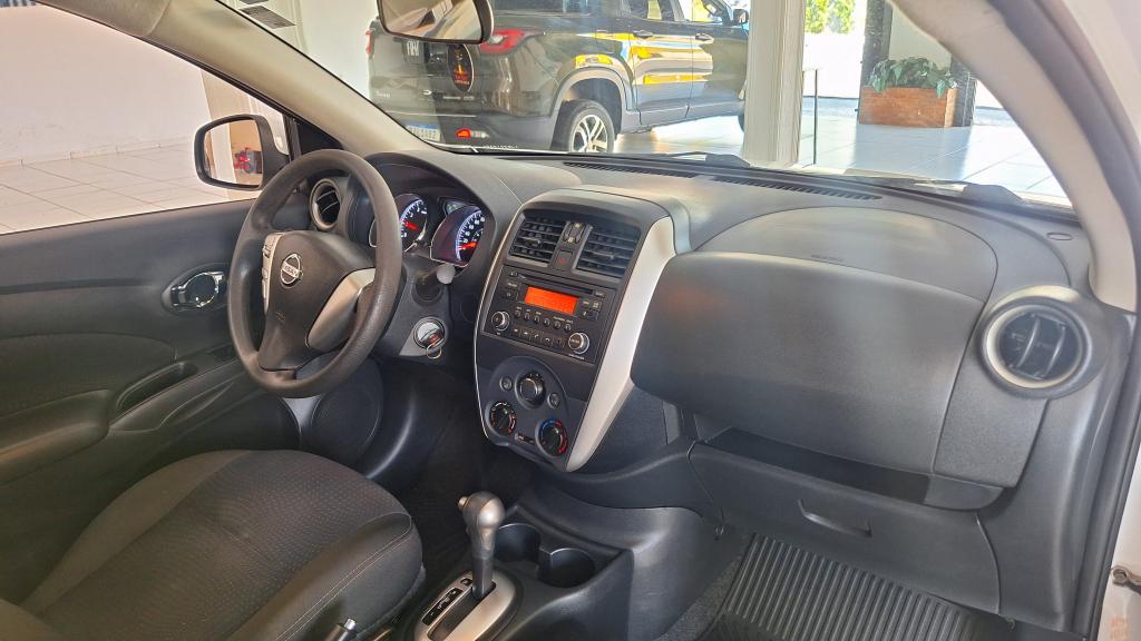 NISSAN Versa Sedan - Foto