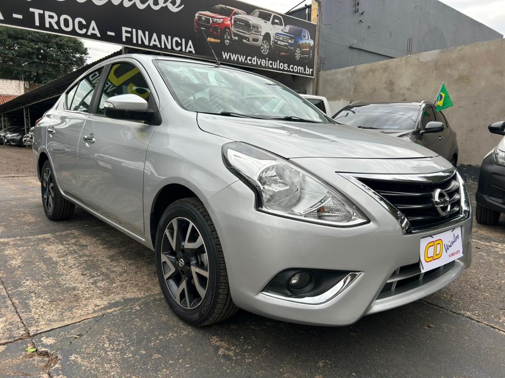NISSAN Versa Sedan - Foto