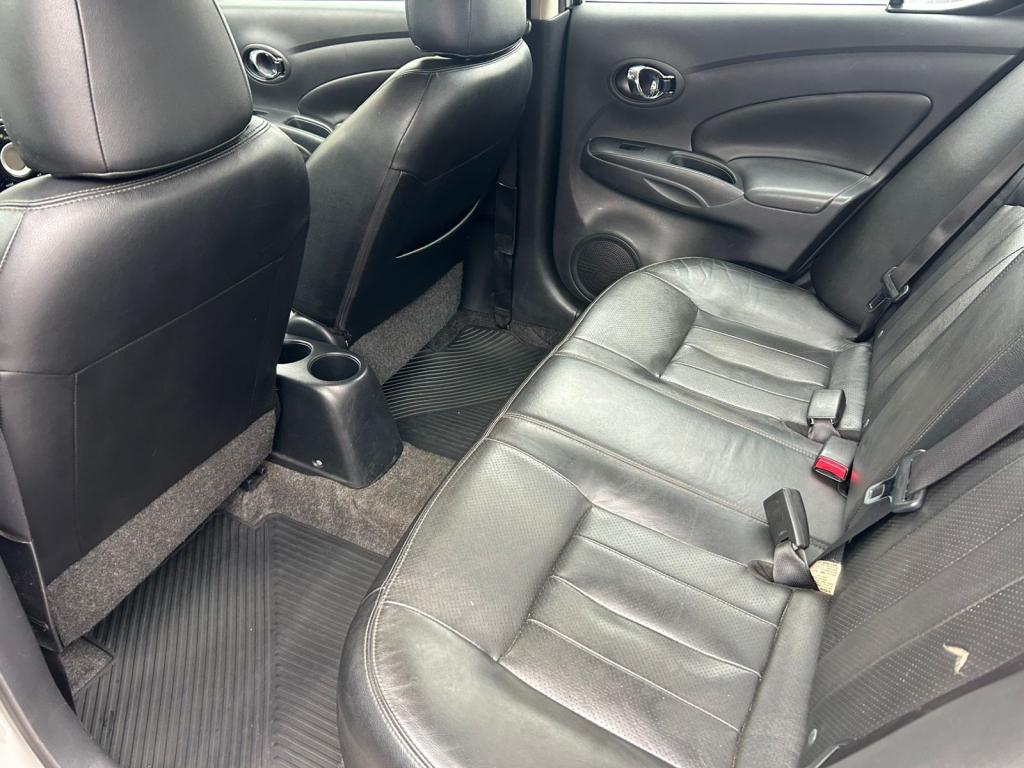 NISSAN Versa Sedan - Foto