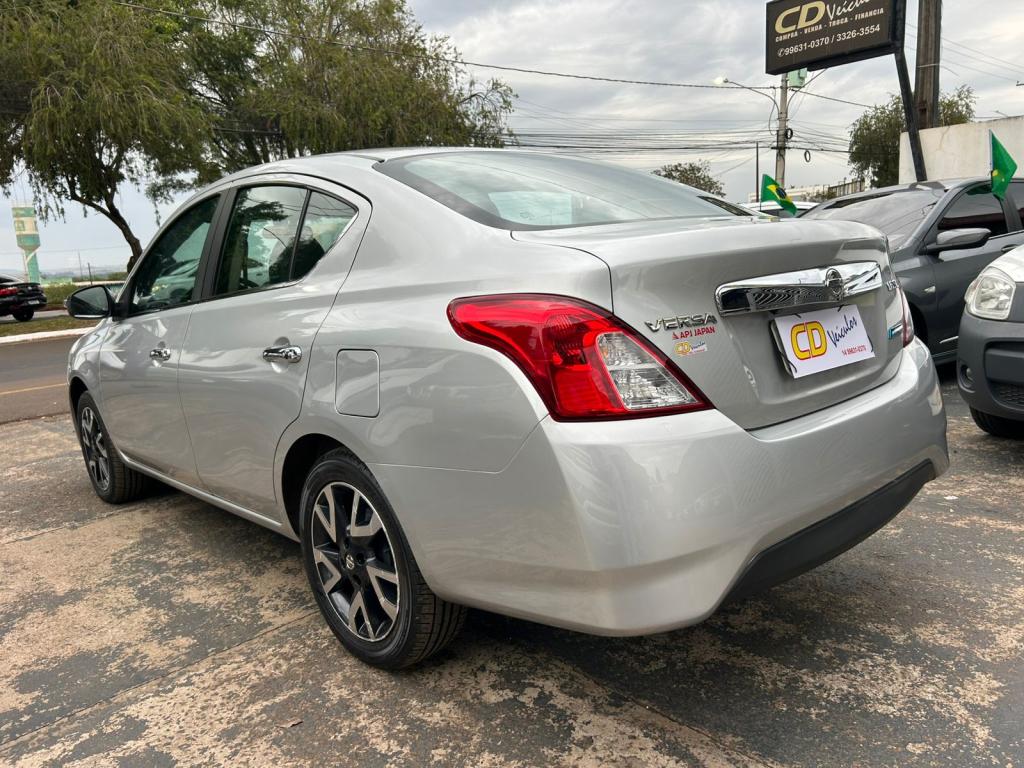NISSAN Versa Sedan - Foto