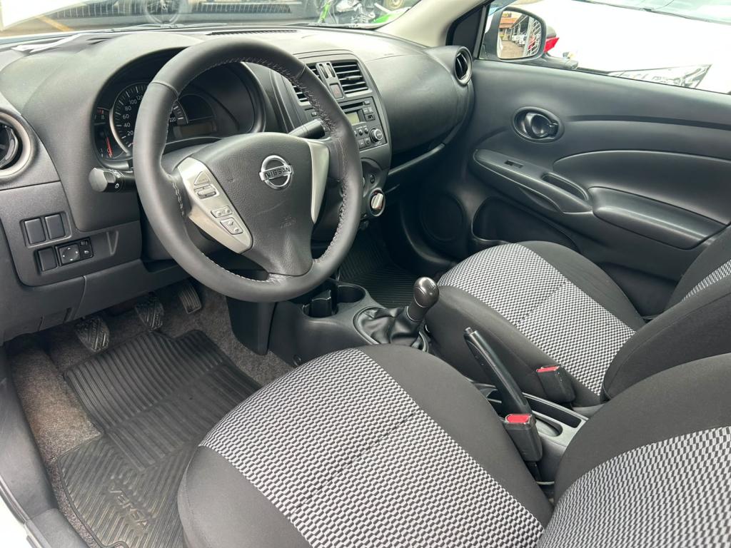 NISSAN Versa Sedan - Foto